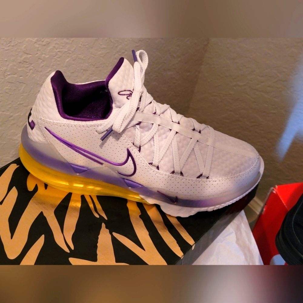 Sneakers shoes